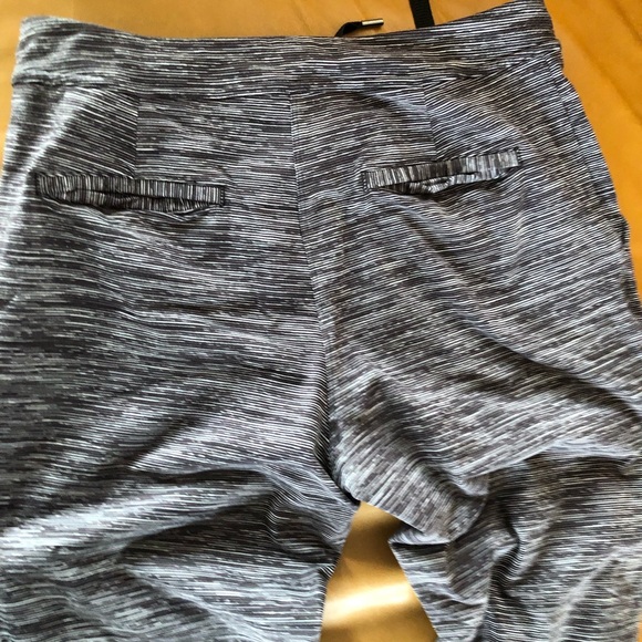 Women’s Lululemon activewear pants size small - Picture 3 of 5